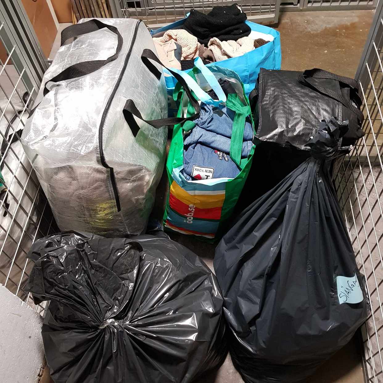 image of 6 påsar med kläder - Stockholm