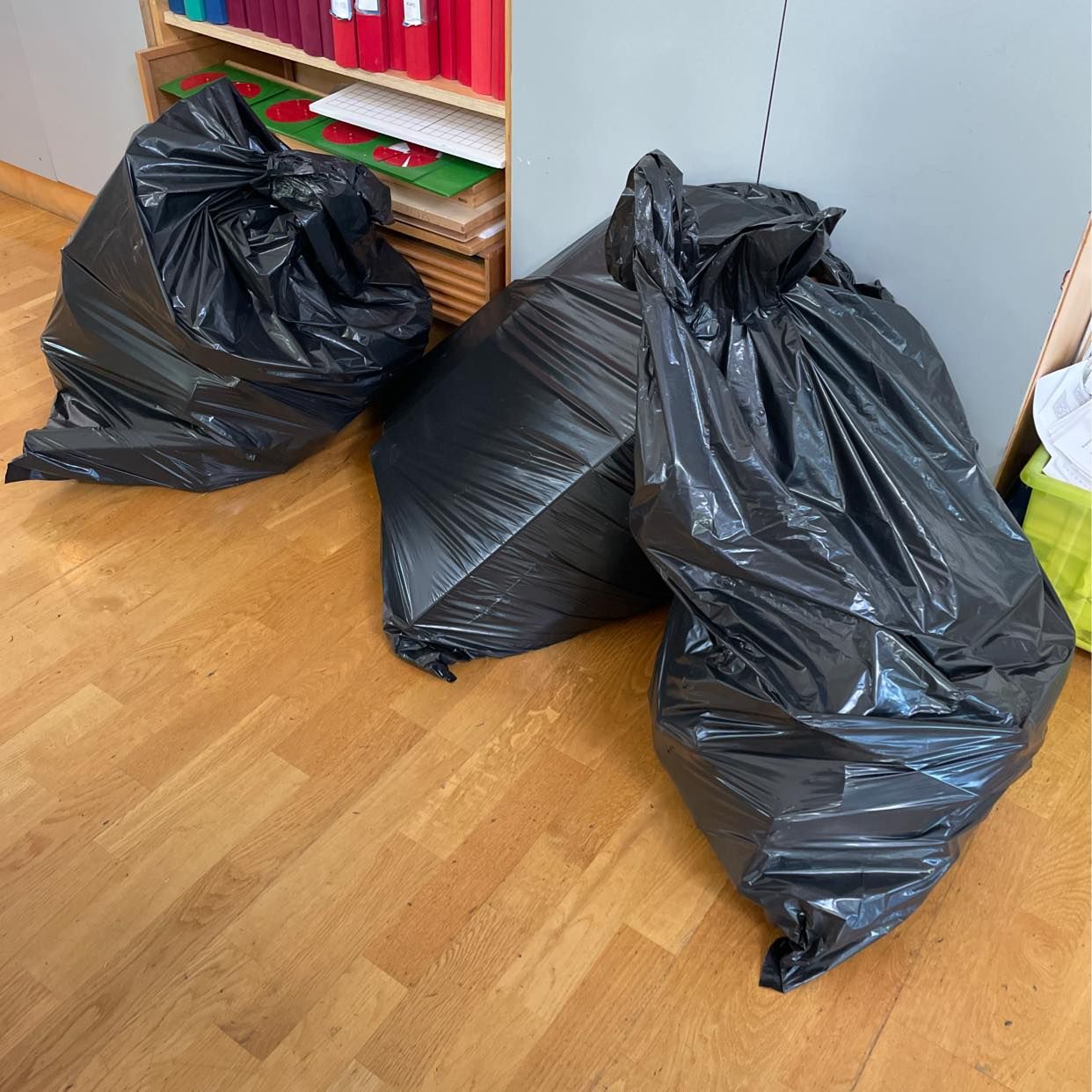 image of Slänga 3 soppåsar - Hägersten