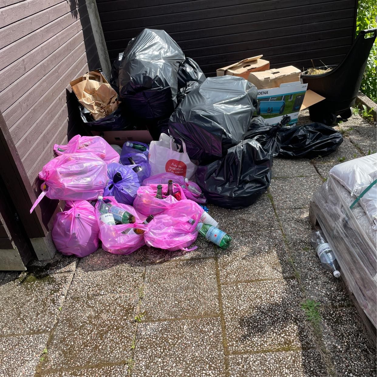 image of Bottles and cardboard - Lidingö
