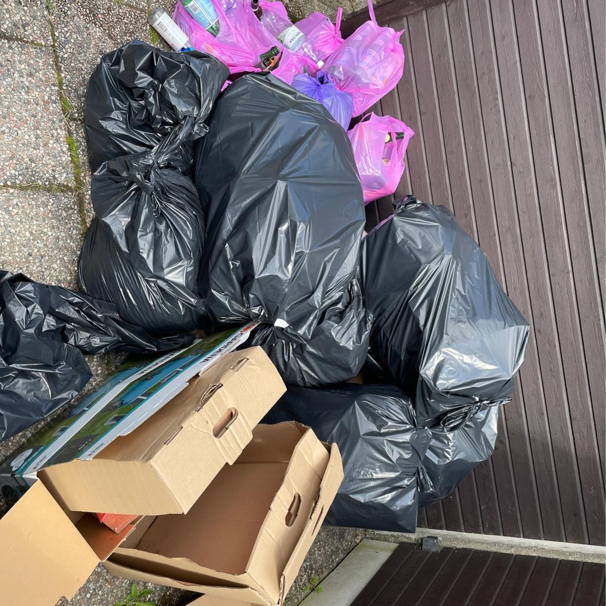 image of Bottles and cardboard - Lidingö