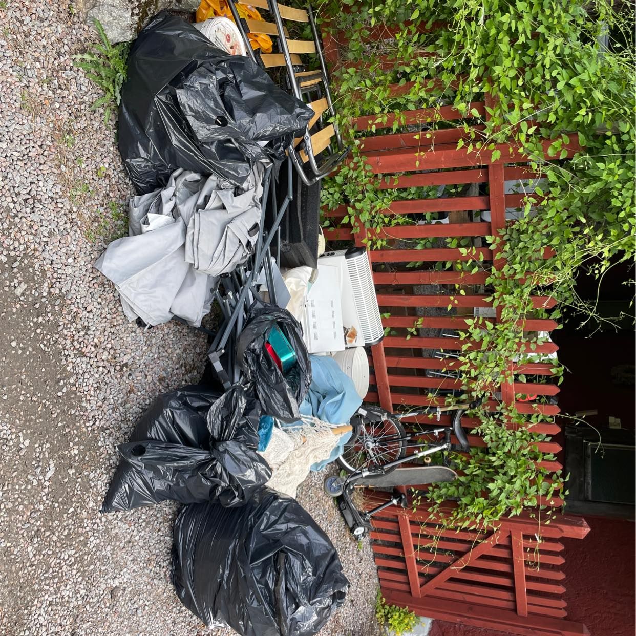 image of Skor, kläder, tv + skräp - Stocksund