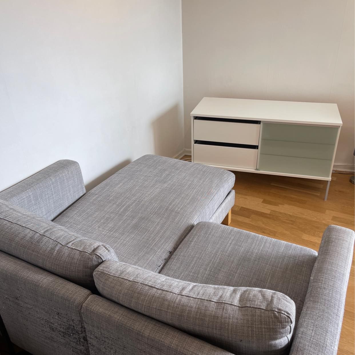 image of Liten soffa och tv-bänk - Hägersten