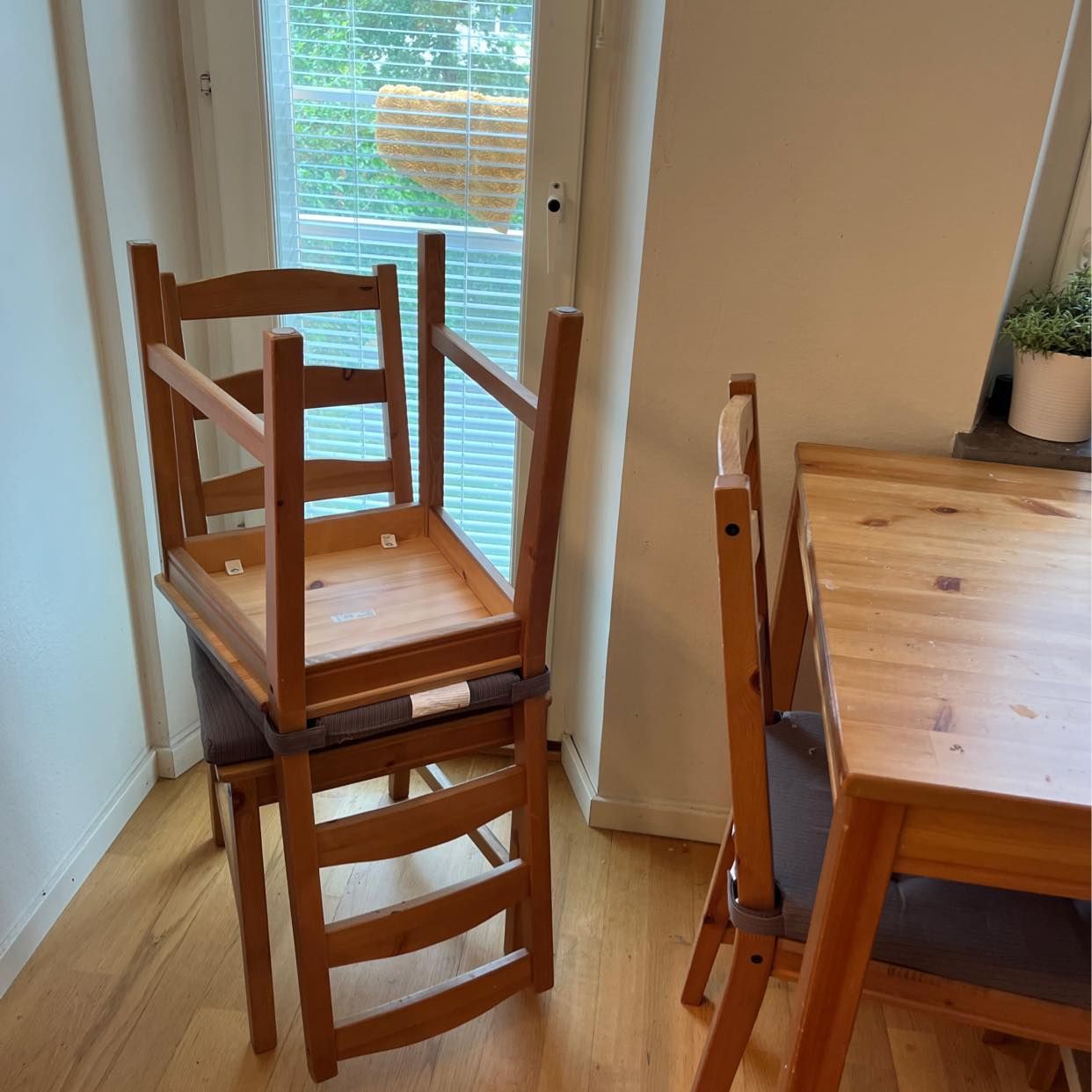 image of Giving away Dinning table - Hässelby