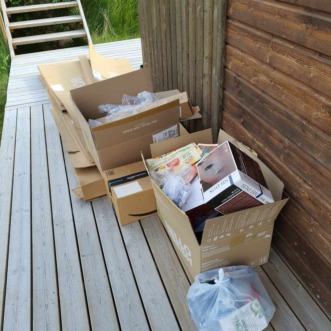 image of Cardboards, empty bottles - Vallentuna