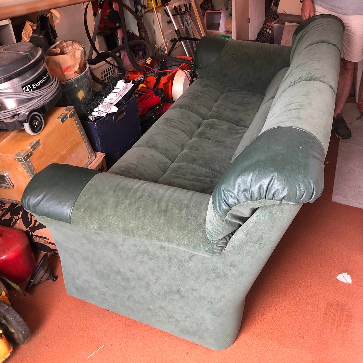 image of Soffa bortskänkes. - Sollentuna
