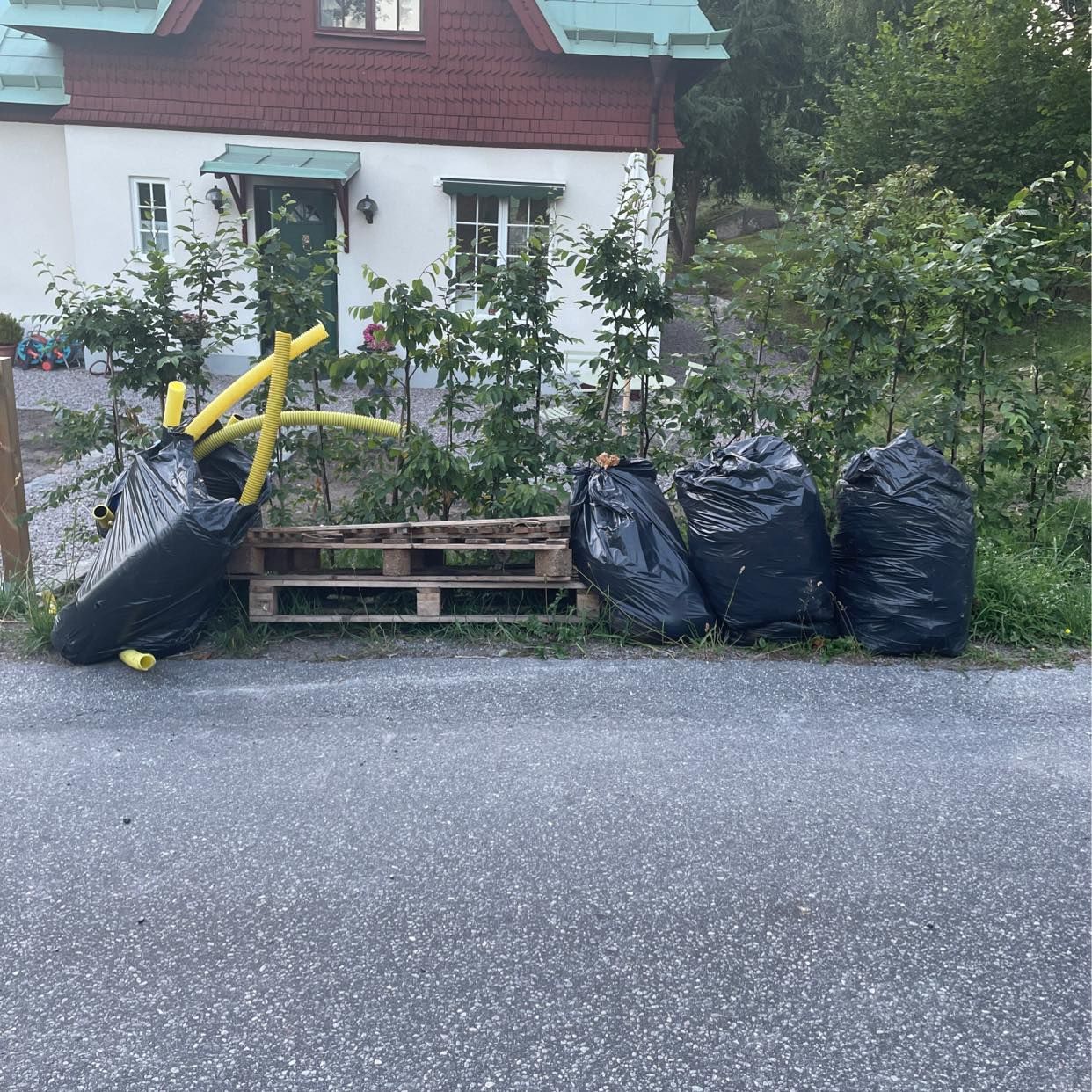 image of Avfall för att slänga - Djursholm