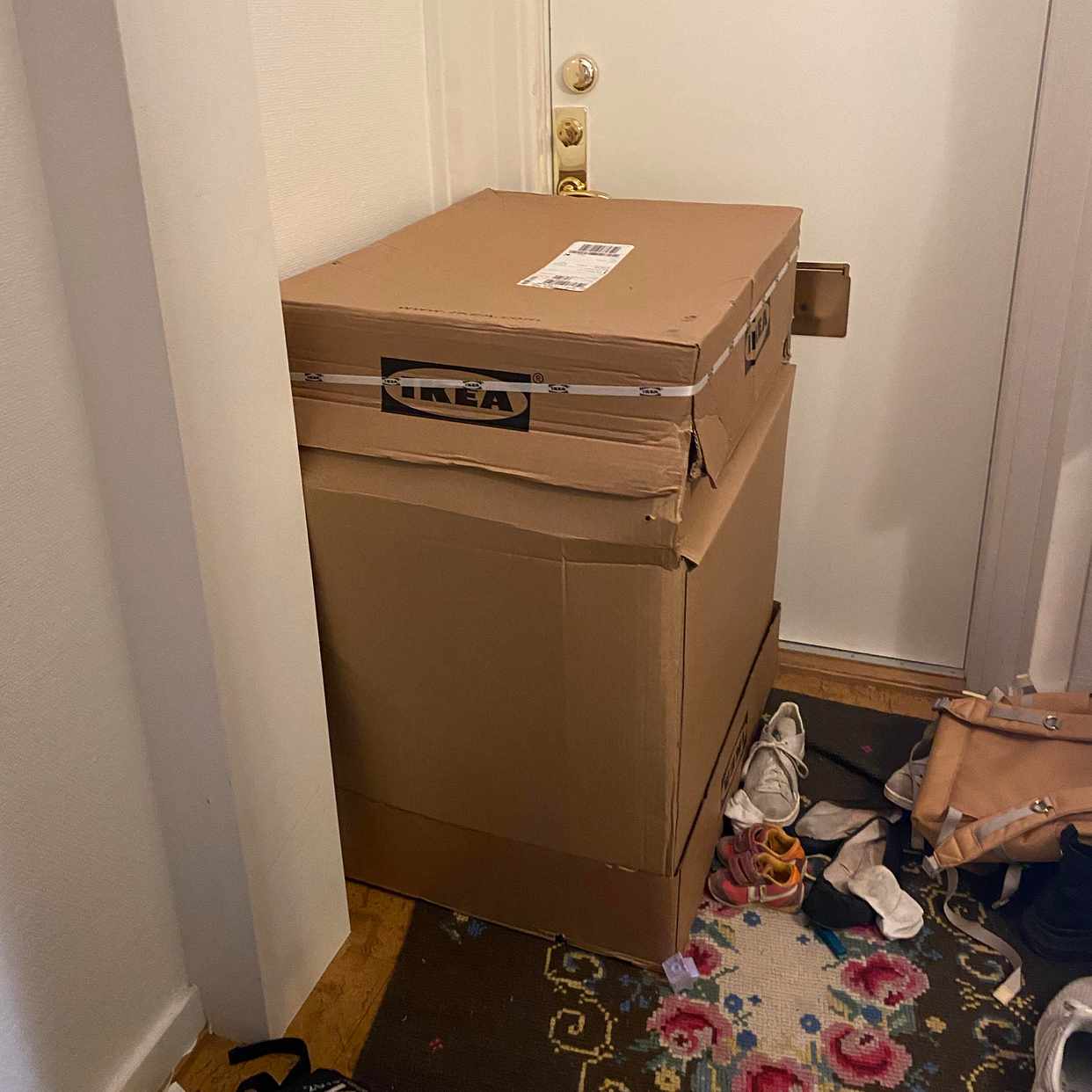 image of Retur av låda från Ikea - 