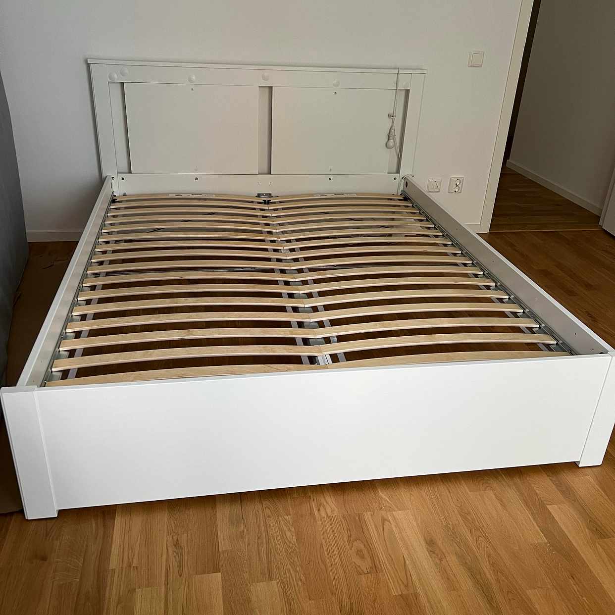 Return bed and tv bank Tiptapp