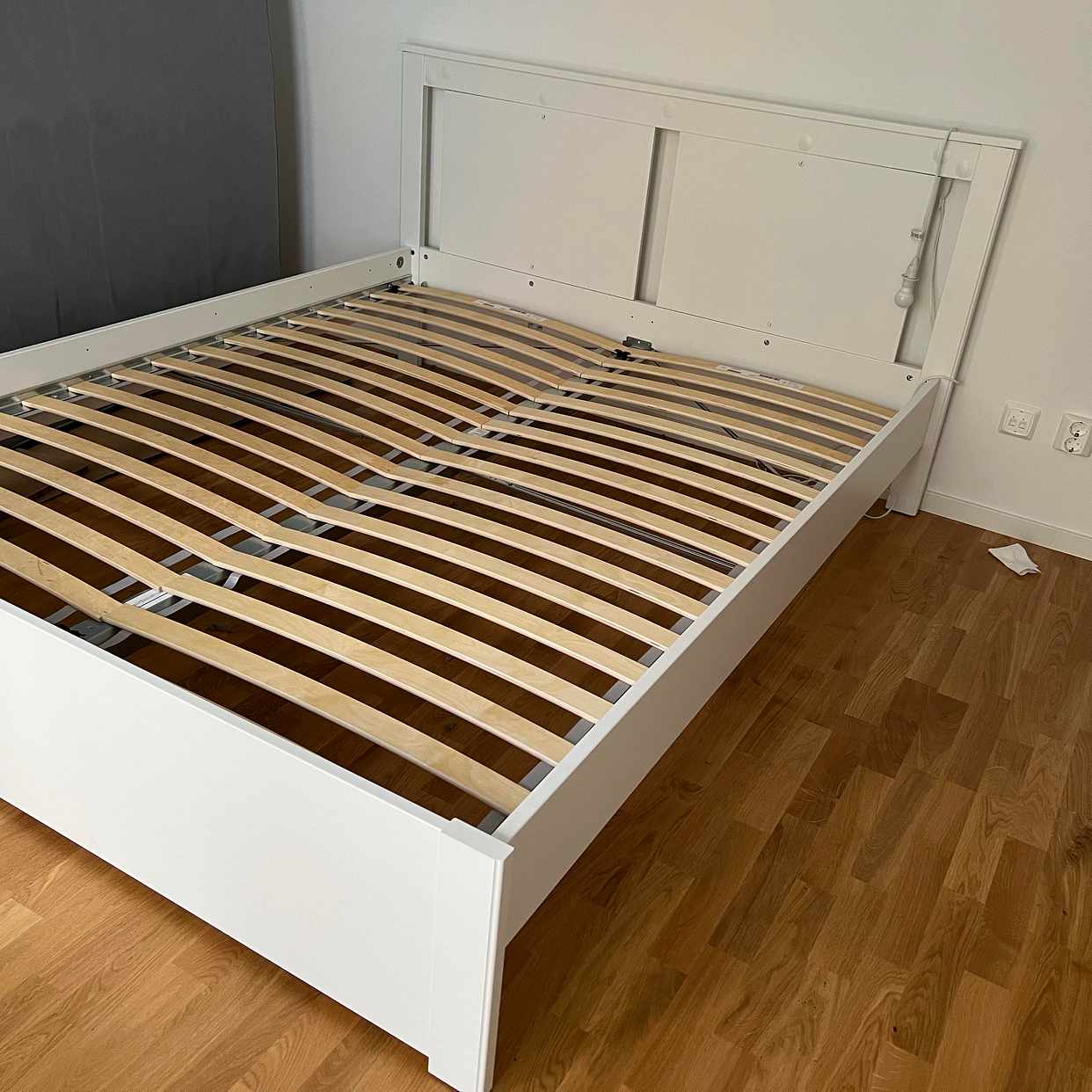 Return bed and tv bank Tiptapp