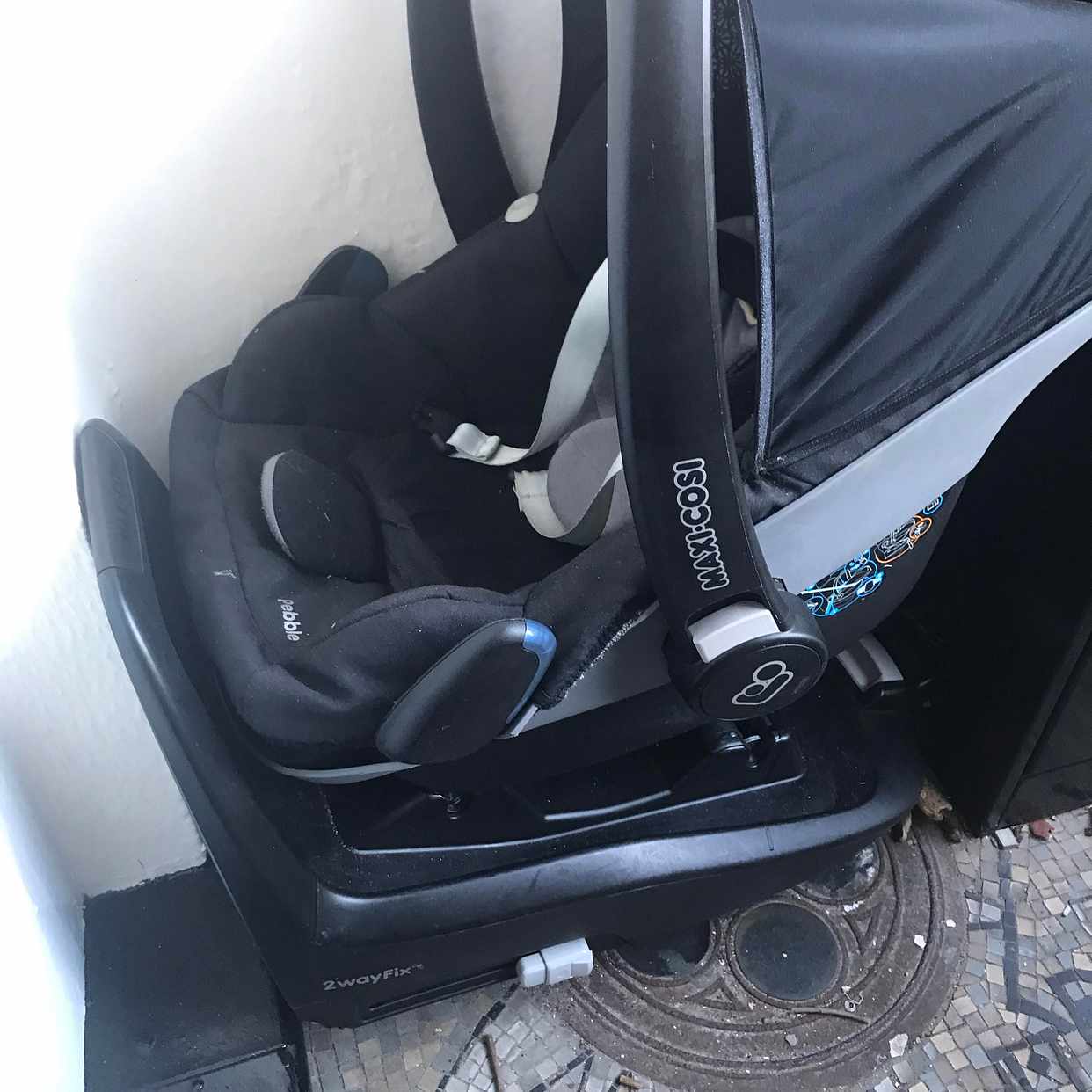 image of Maxi cosi baby car seat - Islington