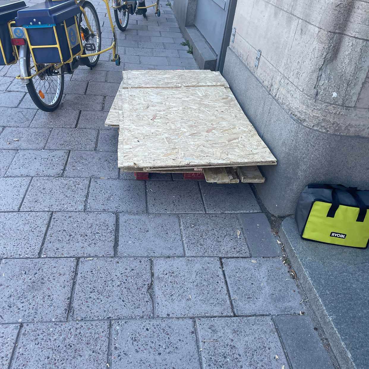 image of Lastpall samt plywood - Stockholms Stad