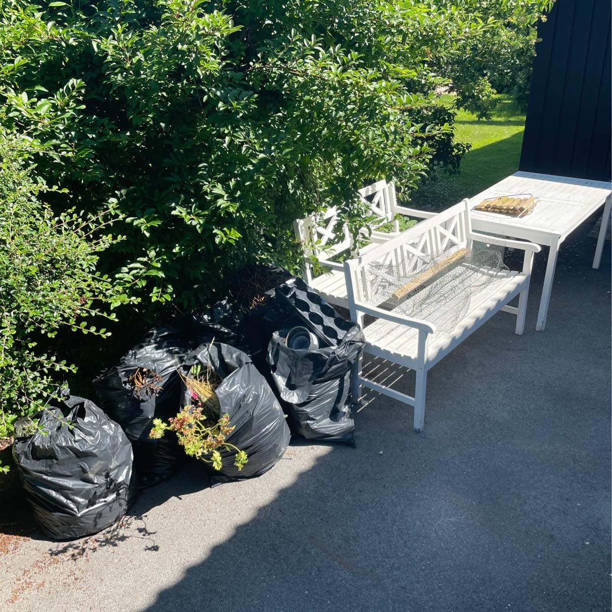 image of Utemöbler, säckar, dörr - Hässelby