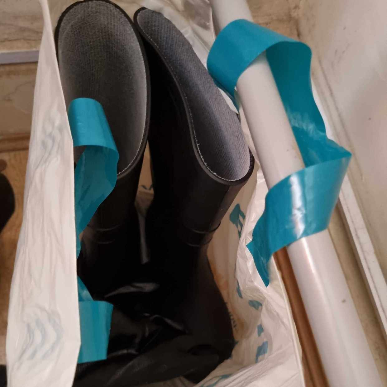 Boots gloves bottles London Tiptapp