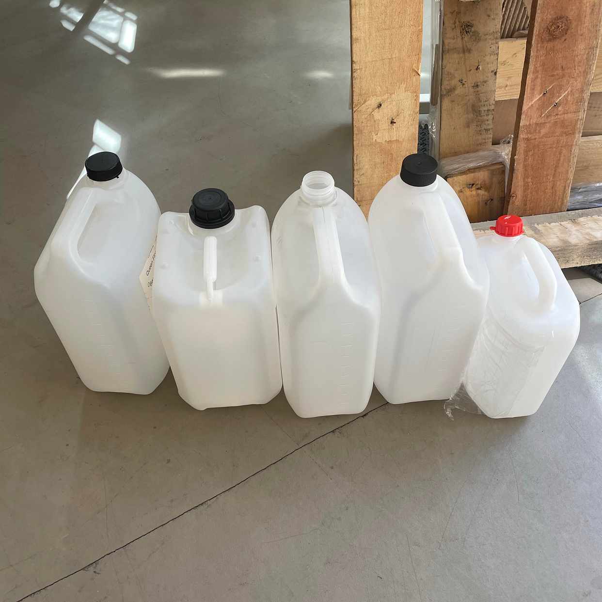 image of 2 pallar + 5plastdunkar - Stockholms Stad