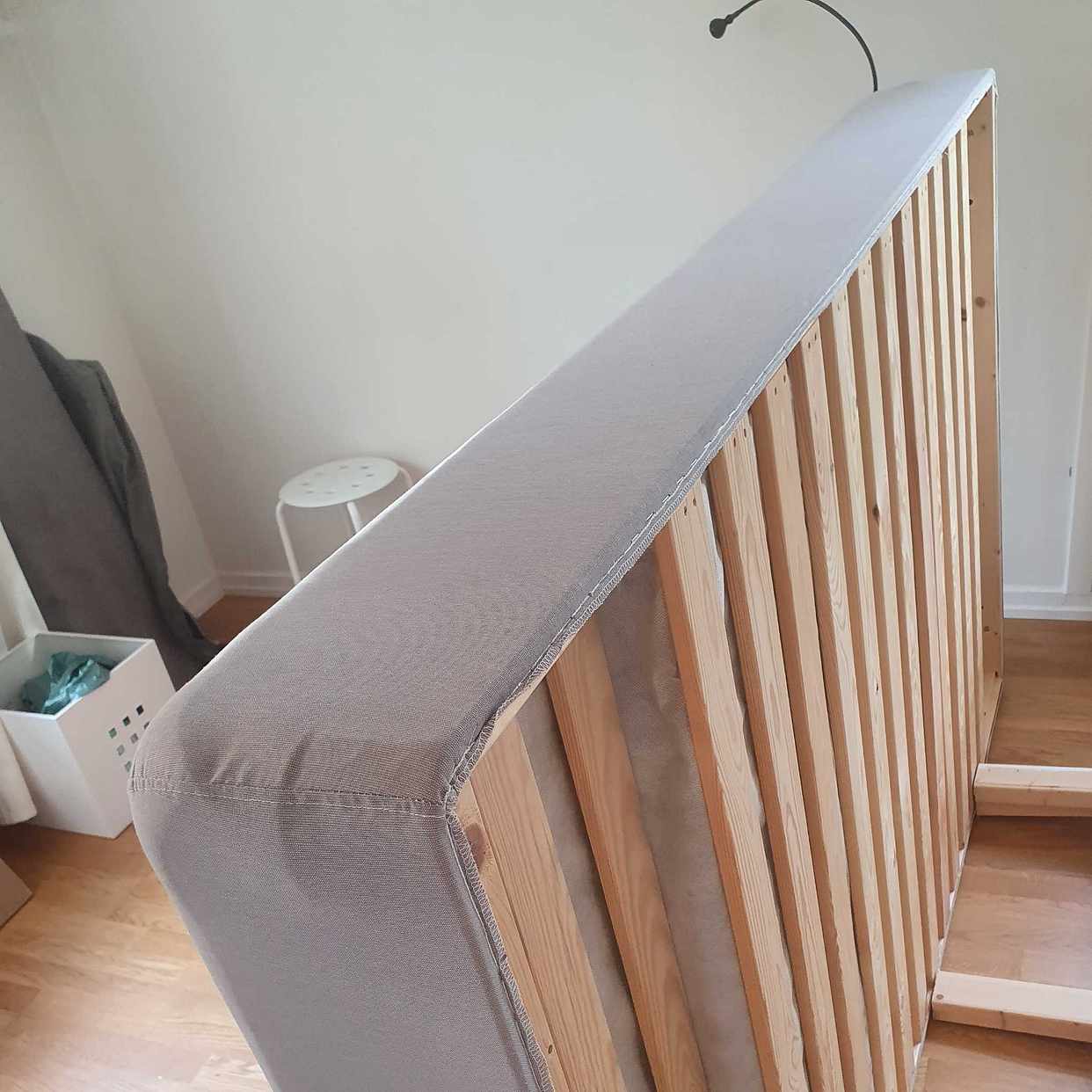 image of Säng 140×200 + skrivbord - Enskededalen