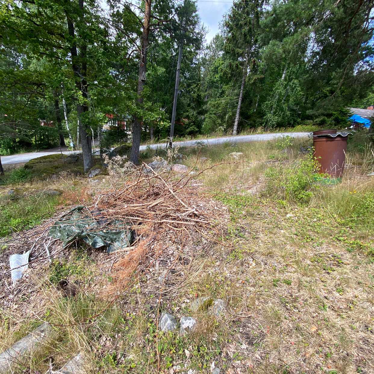 image of Pinnar o löv till tippen - Trosa
