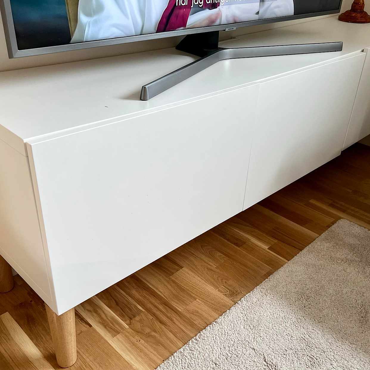 image of Bortskänkas TV-bänk - 