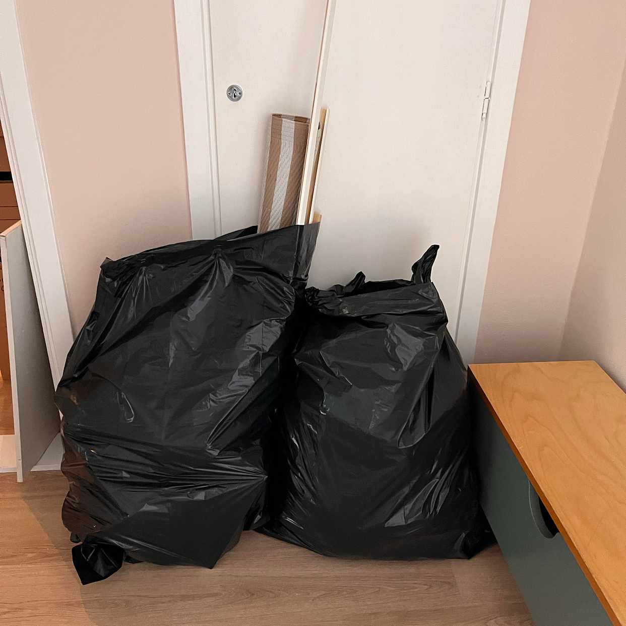 image of Två säckar skräp - Enskede