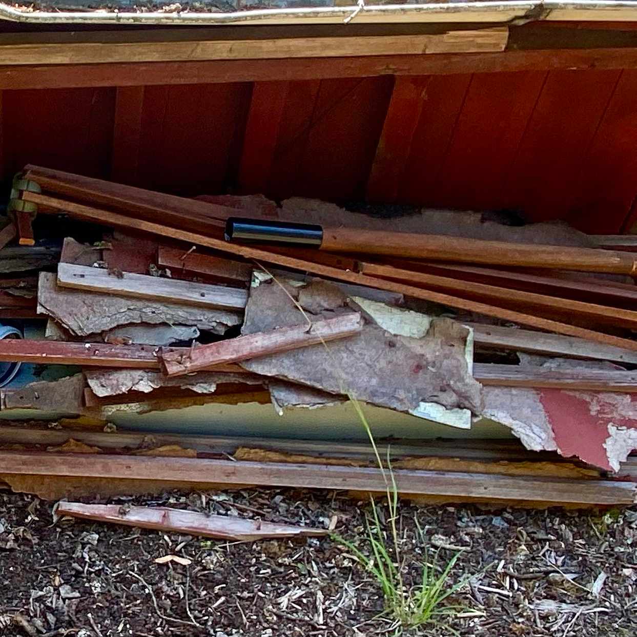 image of Däck på fälg/byggavfall - Vätö