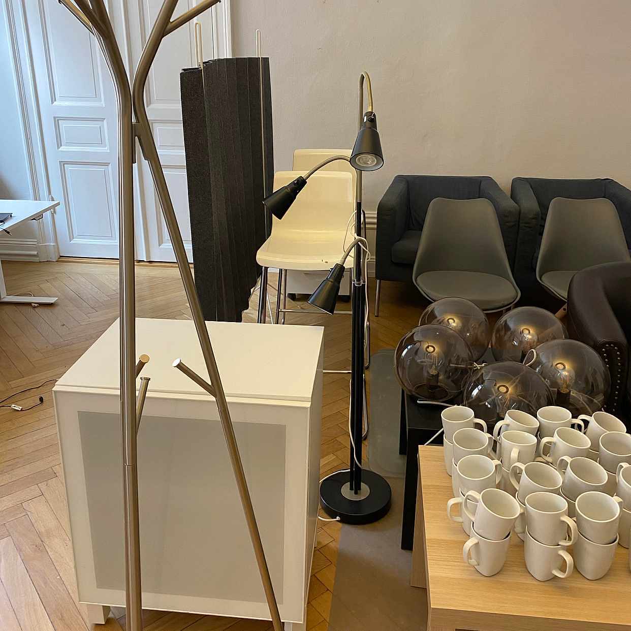 image of Kontorsmöbler för återbru - 
