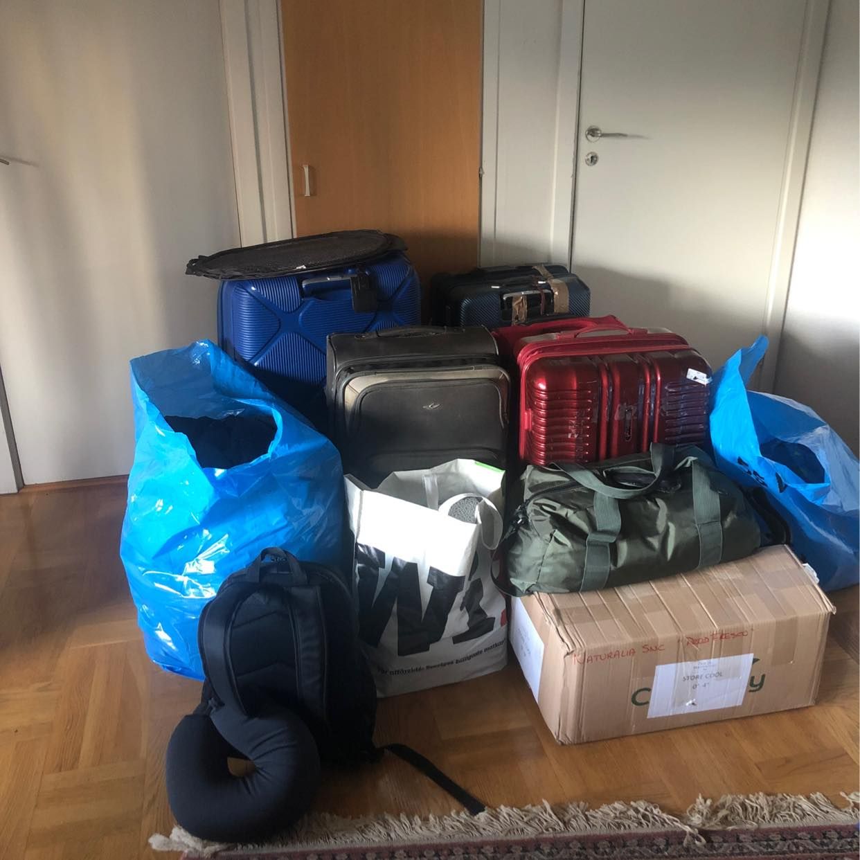 Moving boxes and luggage Tiptapp