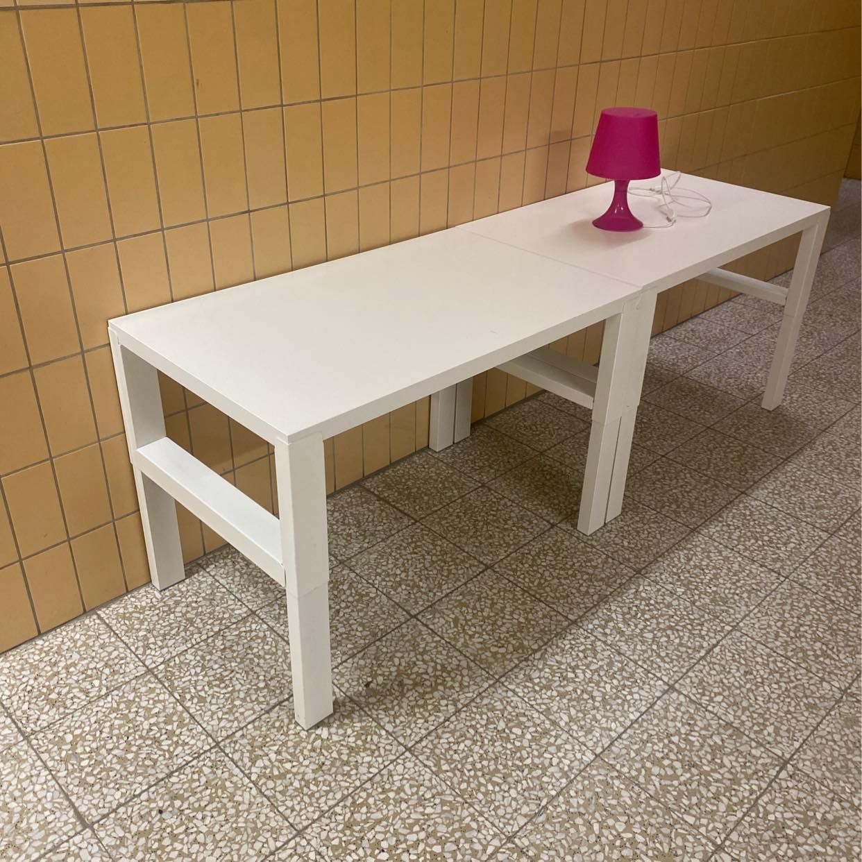 image of Två fina vita skrivbord - Årsta