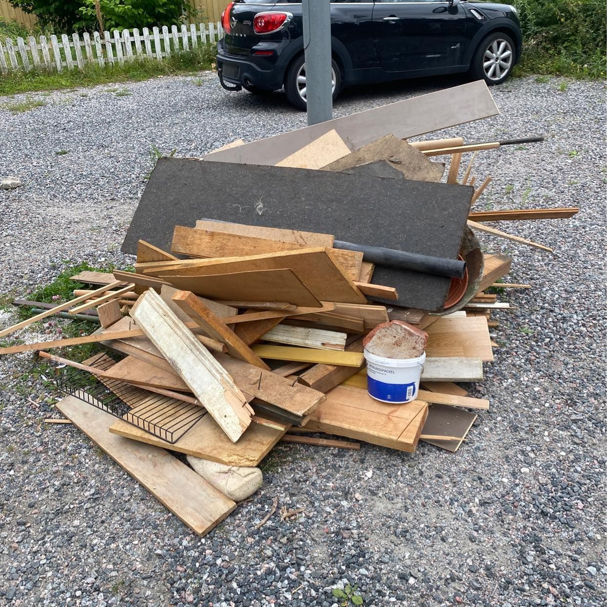 image of Trä, tegel, metall plast - Djursholm