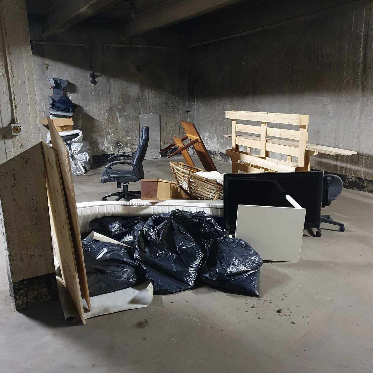 image of Trädgårdsavfall och möble - Stockholm