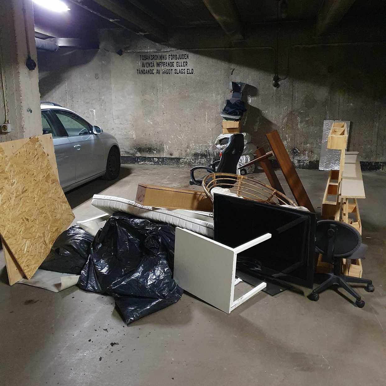 image of Trädgårdsavfall och möble - Stockholm