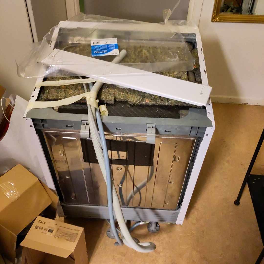 image of Dishwasher and cardboard - Bro