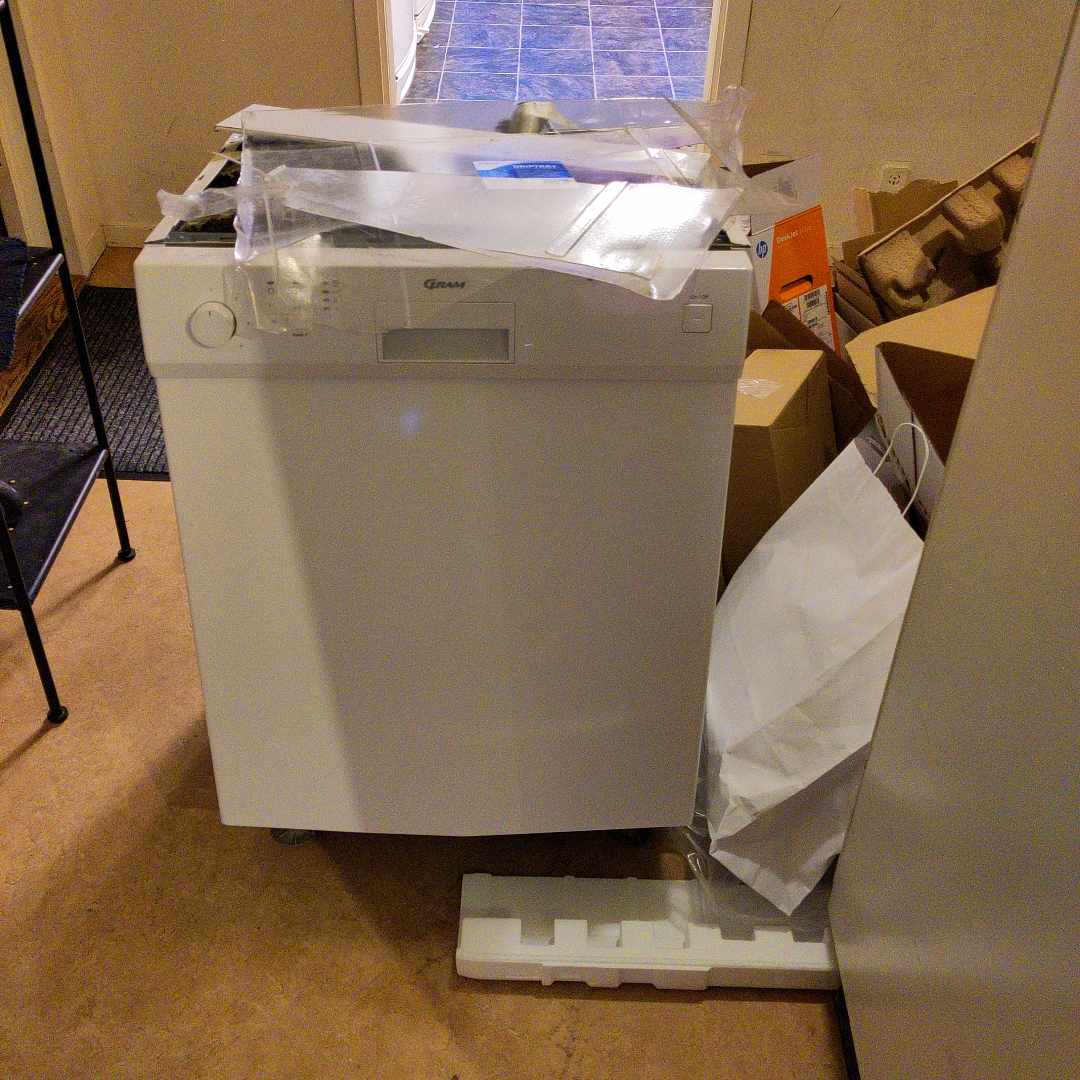 image of Dishwasher and cardboard - Bro