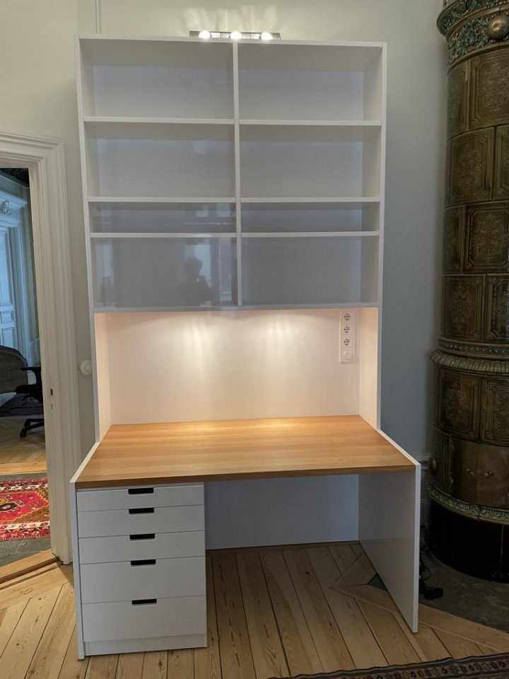image of 2 skrivbord med hyllor oc - 