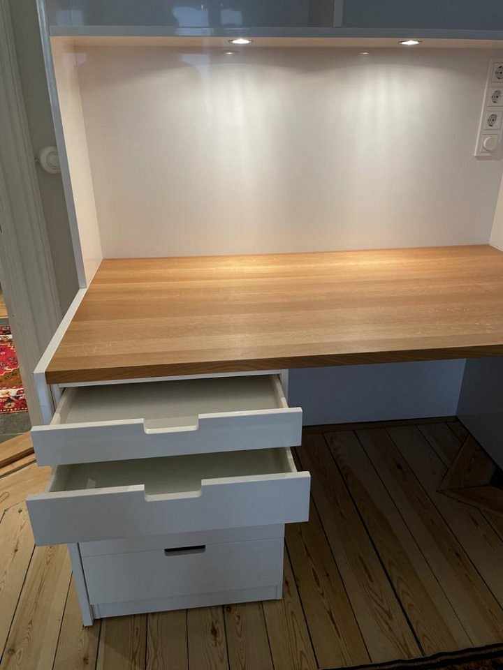 image of 2 skrivbord med hyllor oc - 