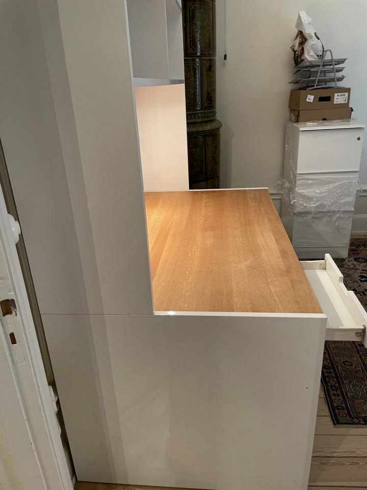 image of 2 skrivbord med hyllor oc - 