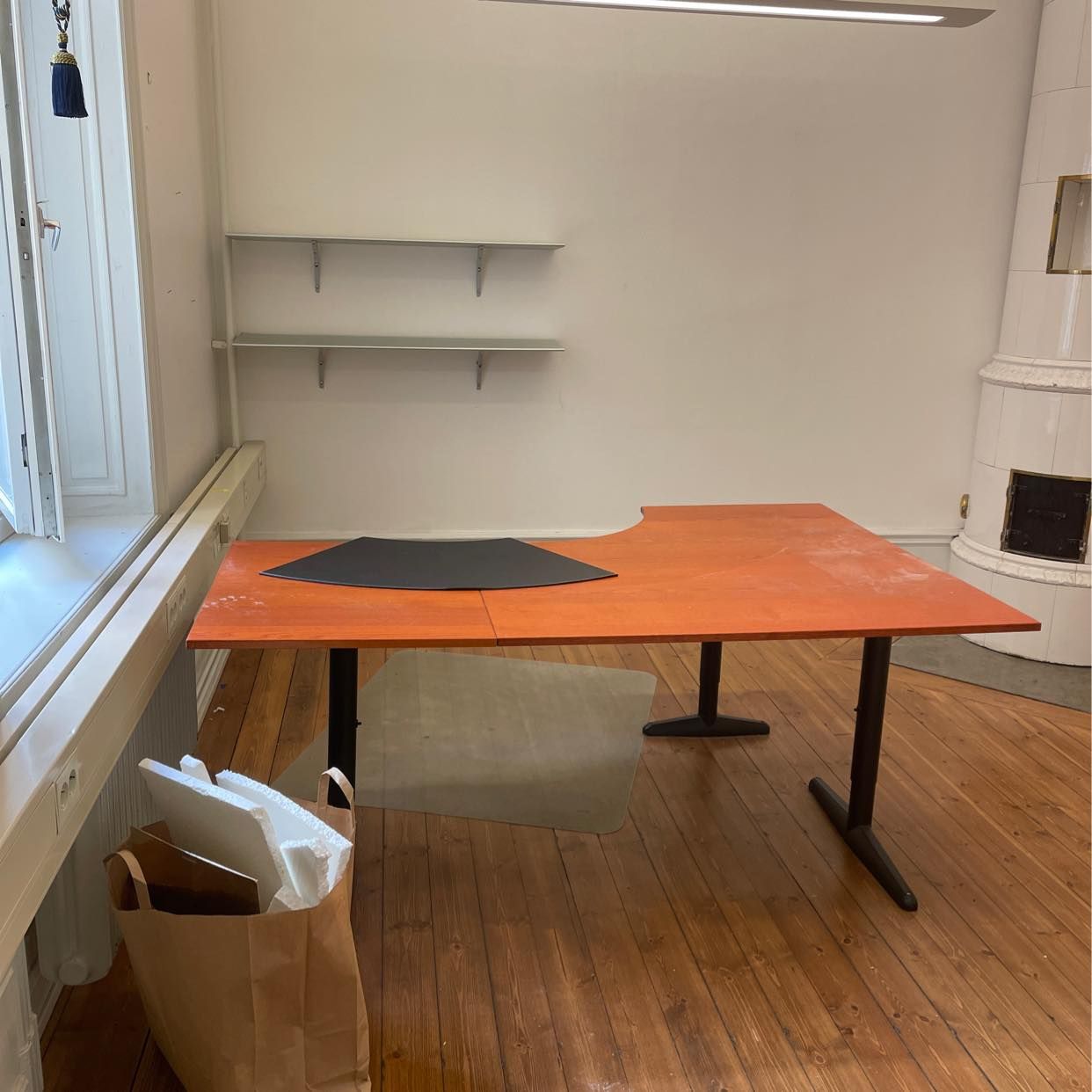 image of Skrivbord och 2 hyllor - 