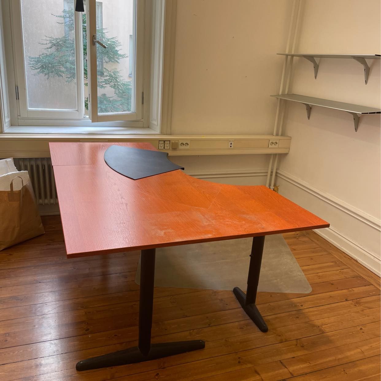 image of Skrivbord och 2 hyllor - 