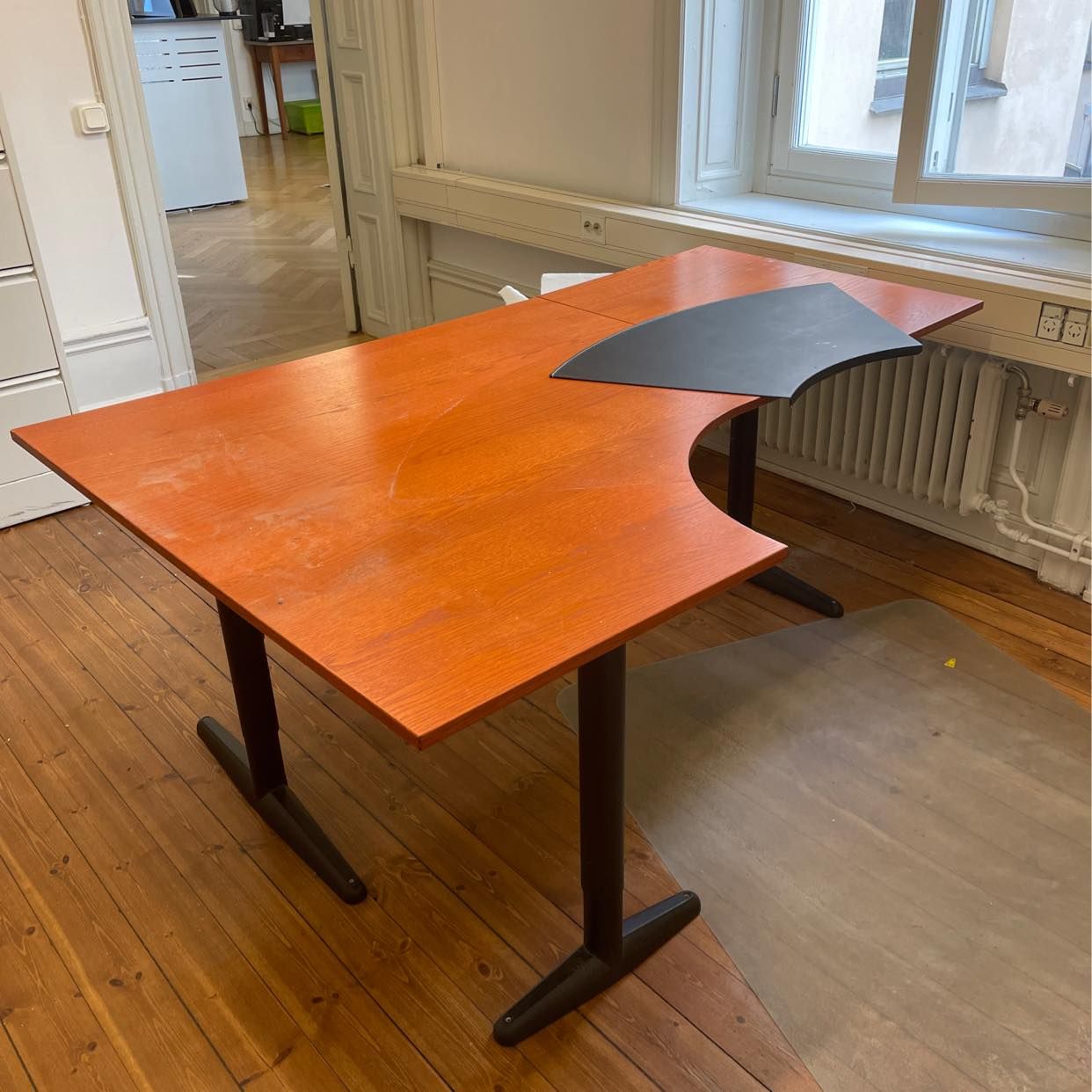 image of Skrivbord och 2 hyllor - 