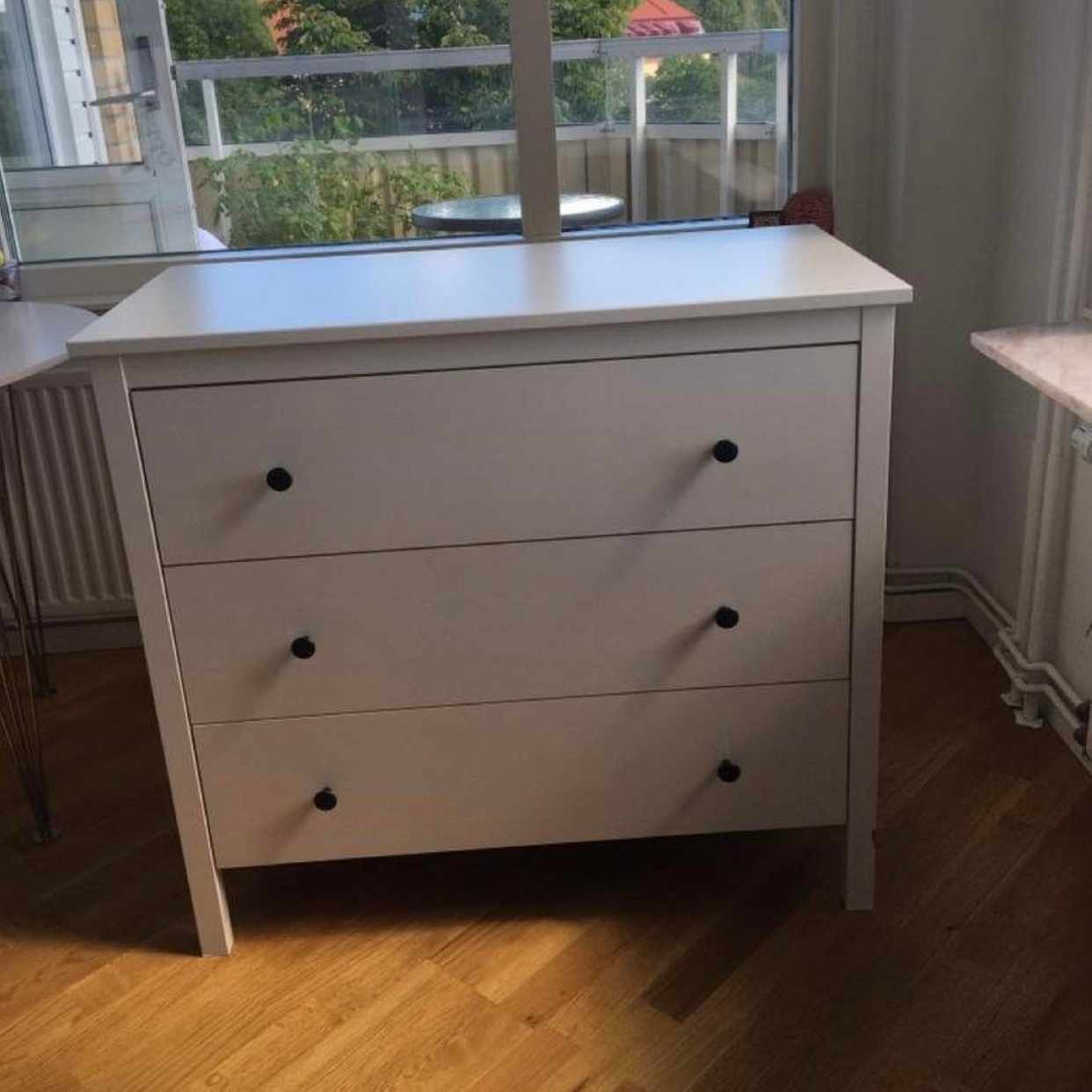 image of Byrå och matbord+stolar - 