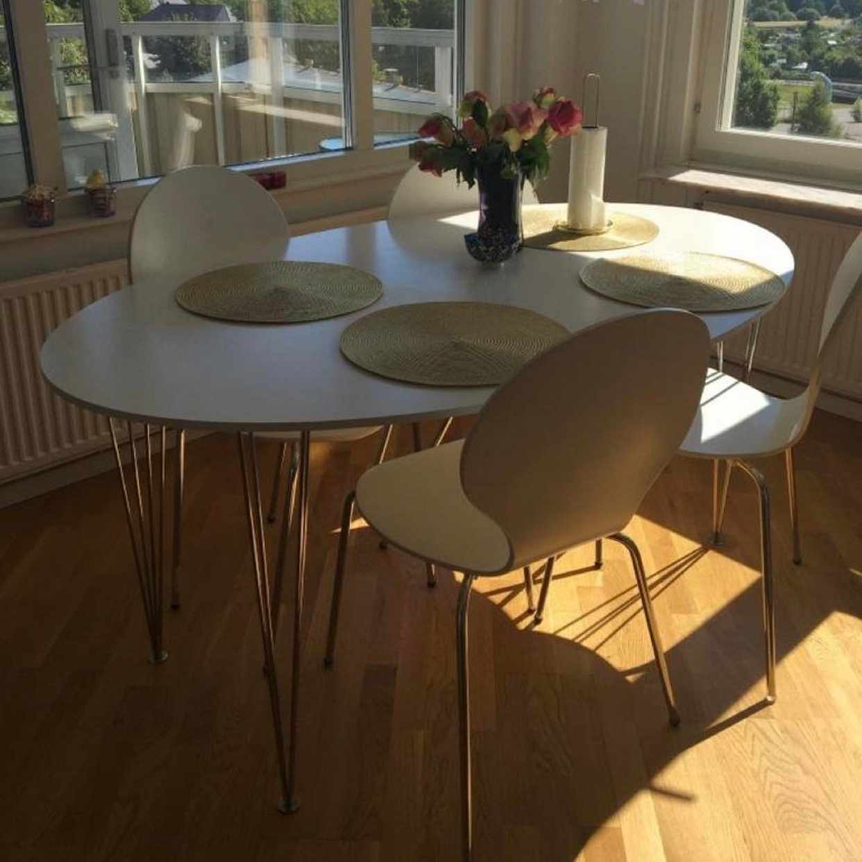 image of Byrå och matbord+stolar - 