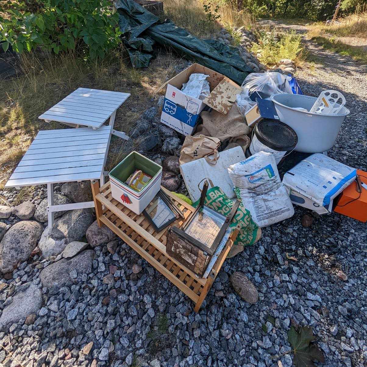 image of Slänga på återvinningen - Ingarö