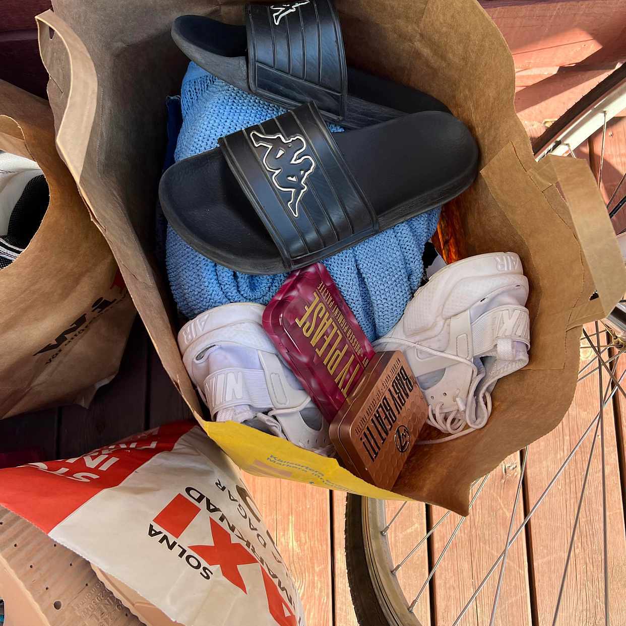 image of Kläder, skor, inredning m - 