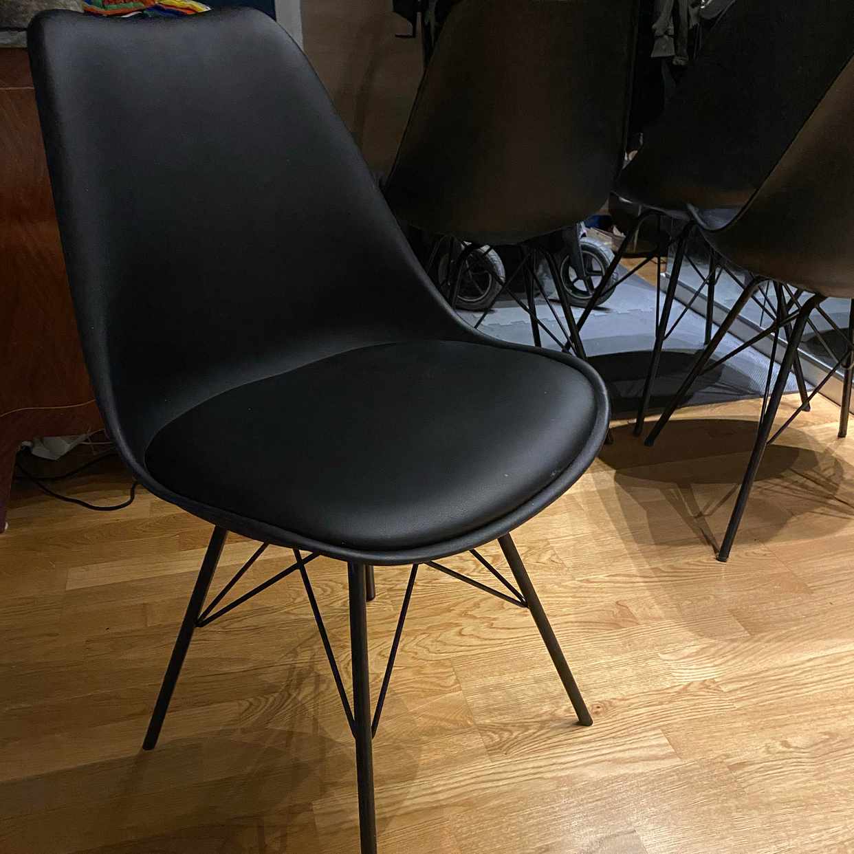 image of 4 stolar bortskänkes - Solna