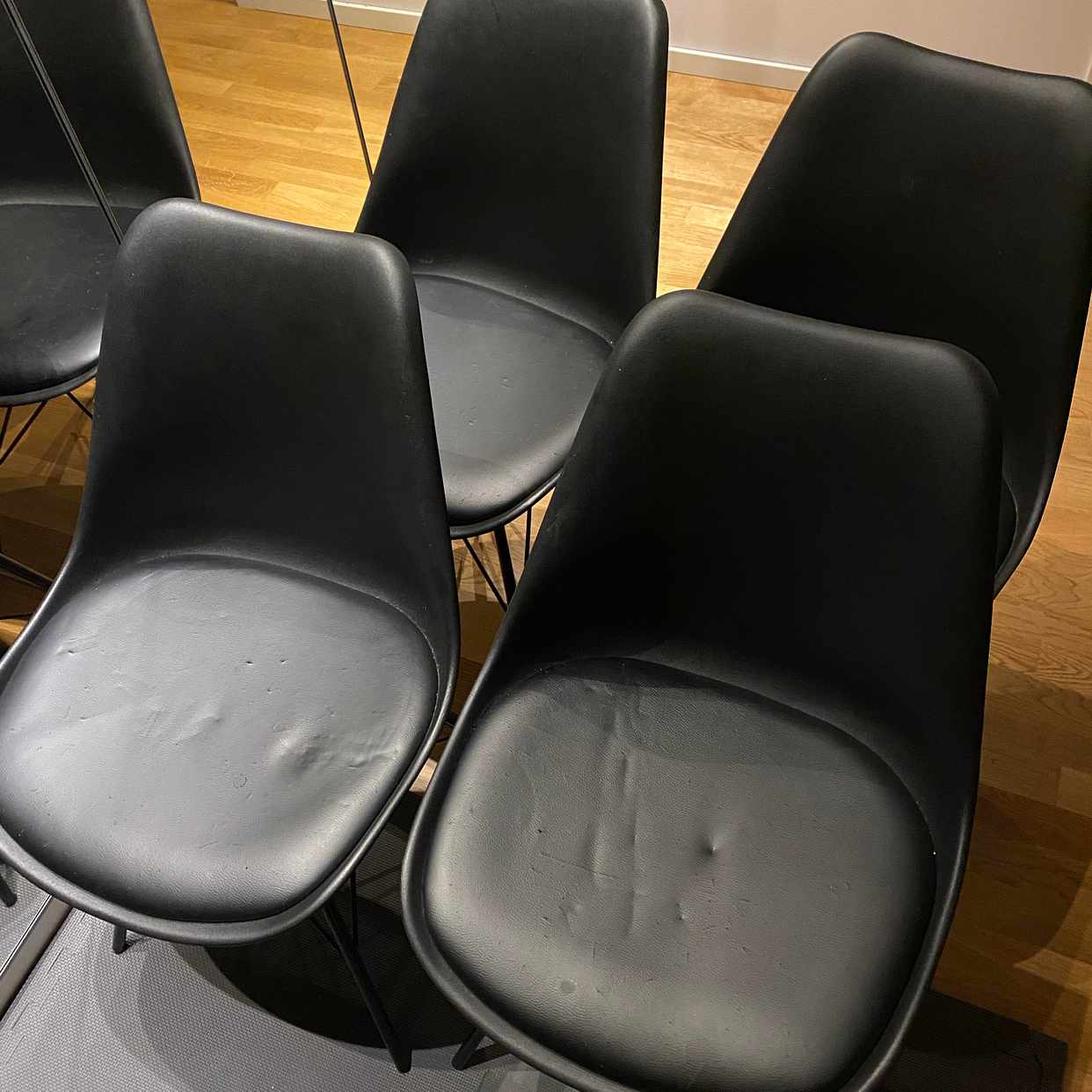 image of 4 stolar bortskänkes - Solna