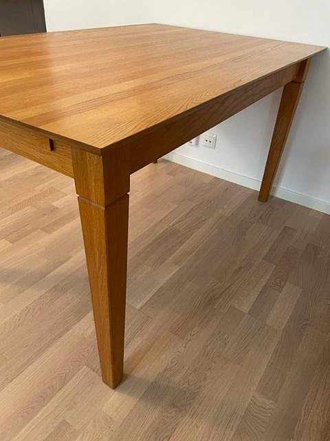 image of Matbord i massiv ek och t - 