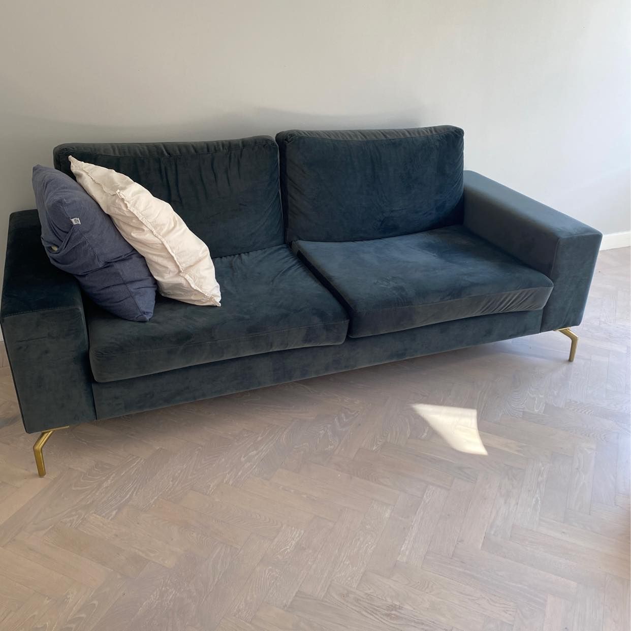 image of Sofa and table - 