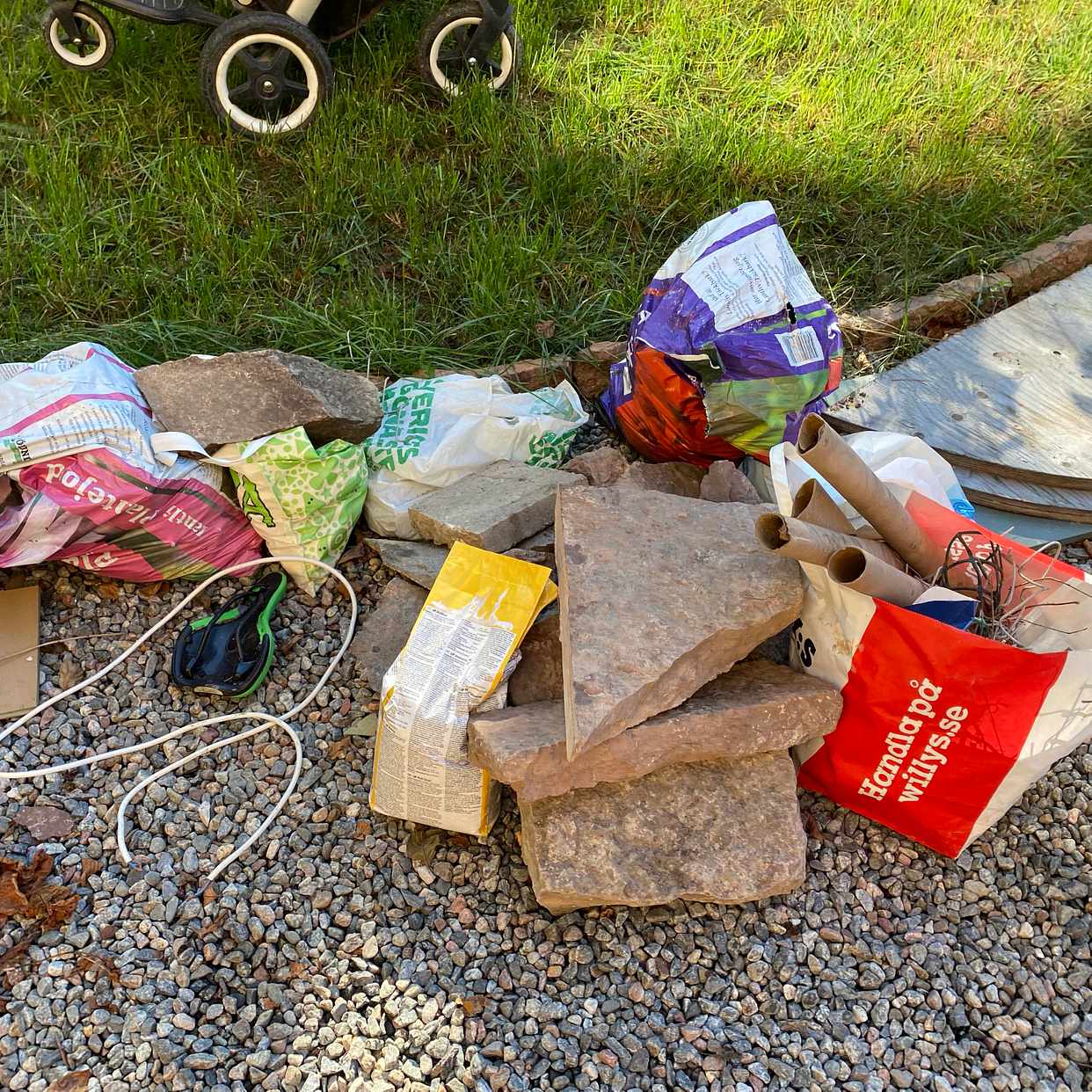 image of stones, garden waste wood - Solna