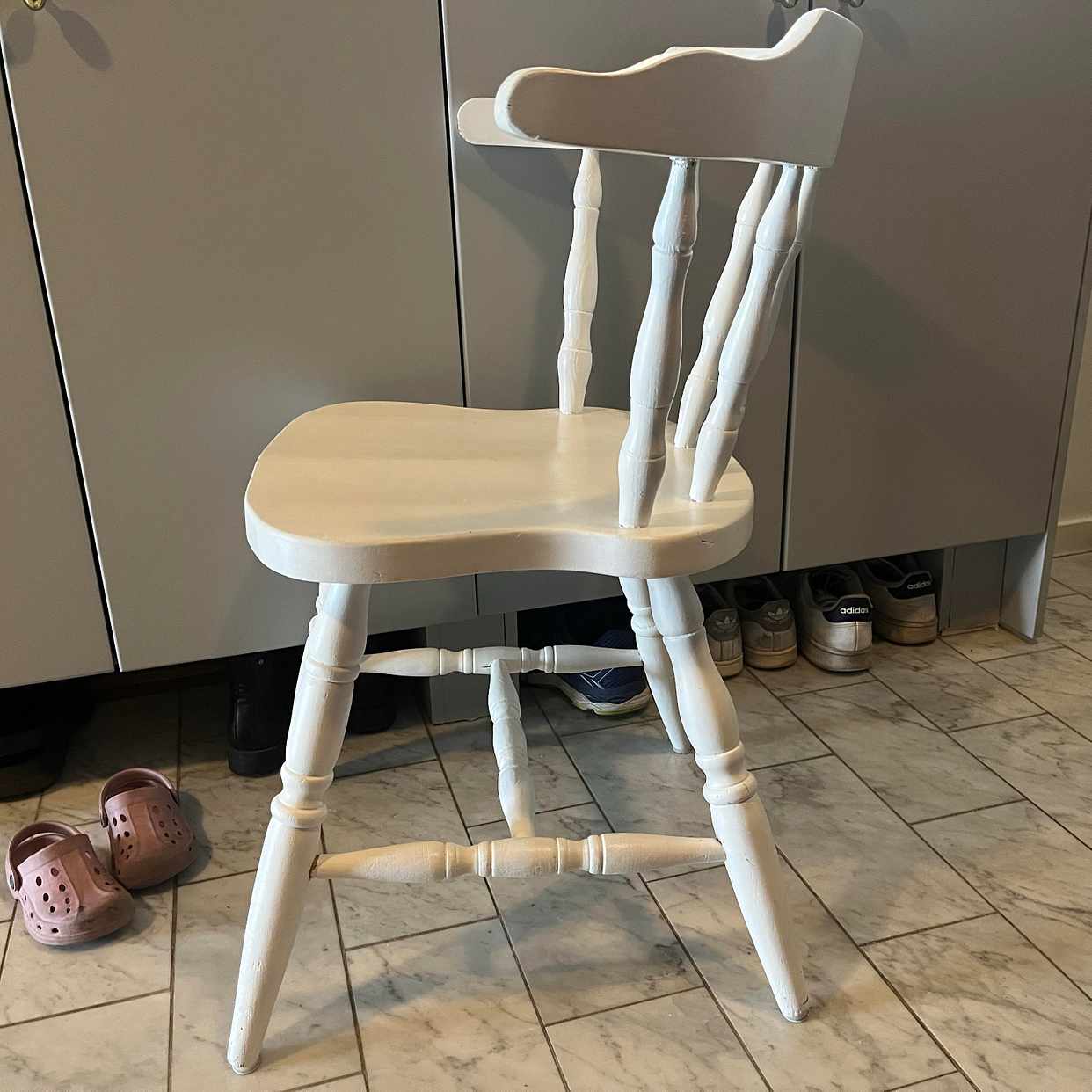 image of Målad karmstol i trä - Huddinge