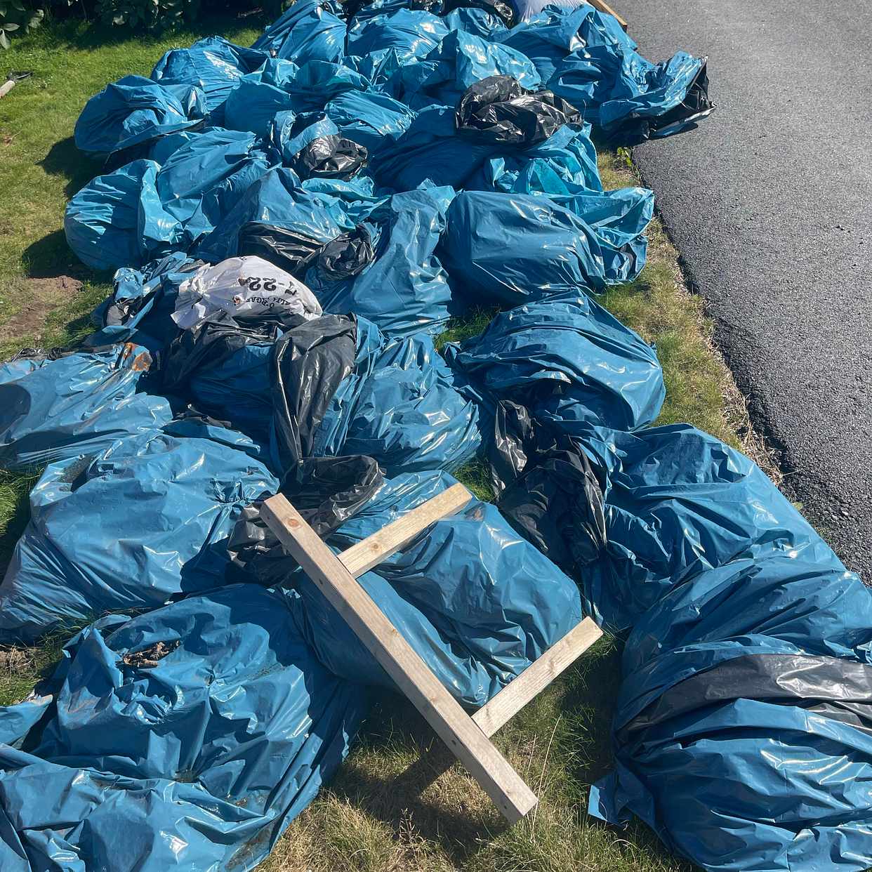 image of Hämtning av säckar jord. - Västerhaninge