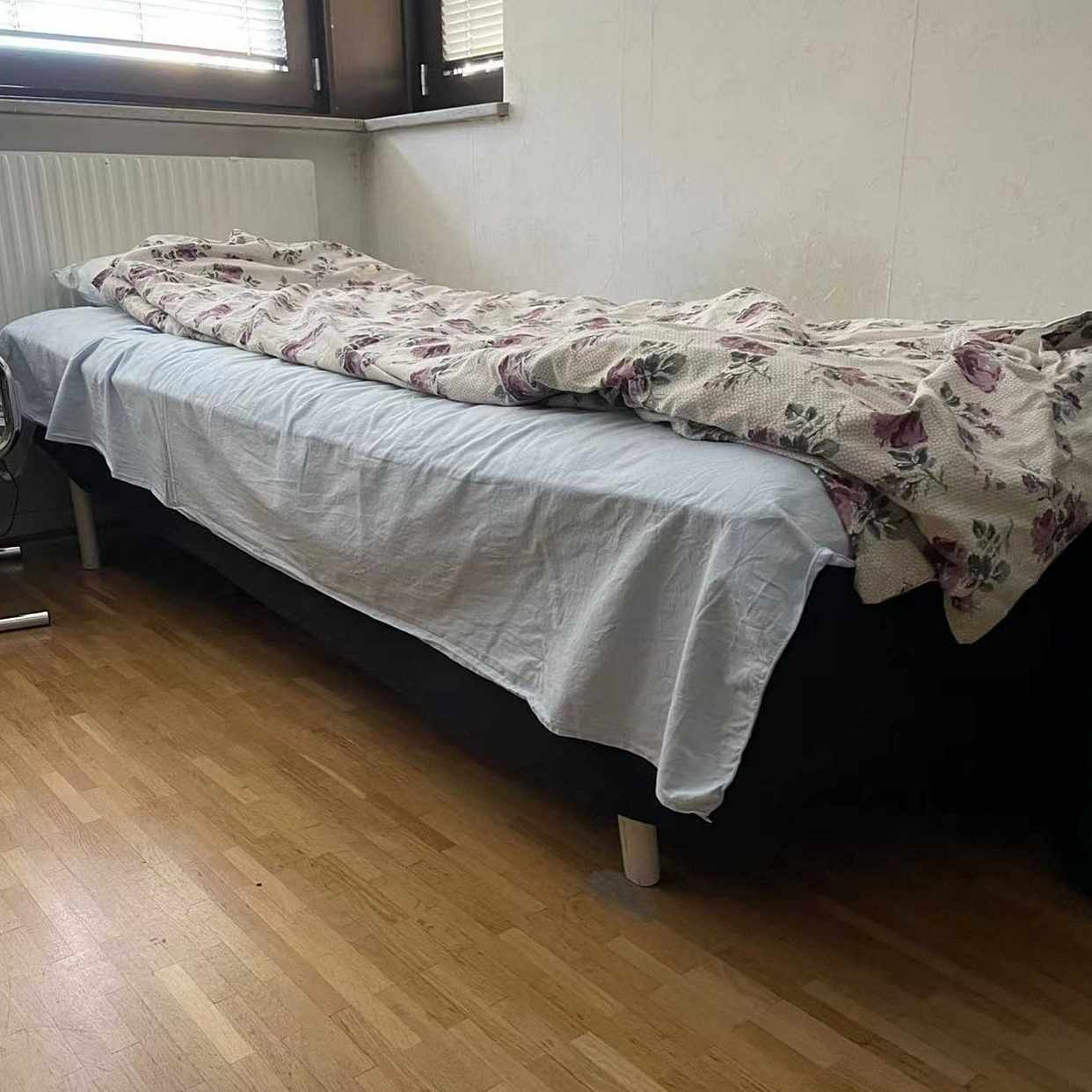 image of Säng, TV och skrivbord - Göteborg