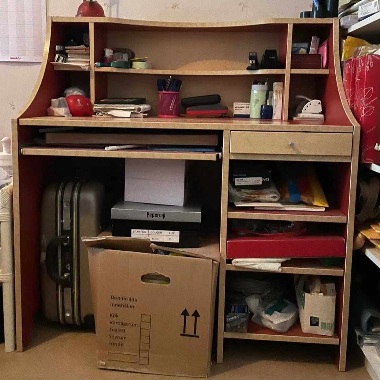 image of Säng, TV och skrivbord - Göteborg